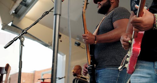 音乐家在舞台上弹吉他的慢动作镜头 · 免费素材视频