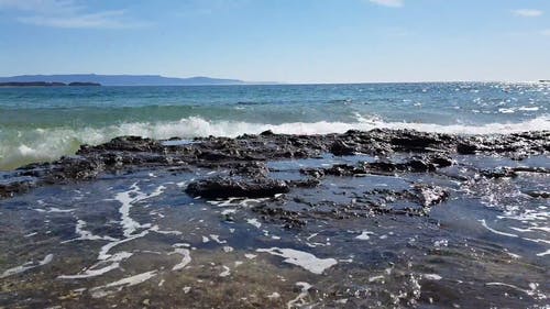 海浪撞击多岩石的海岸 · 免费素材视频