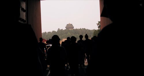 游客进入中国的庙宇 · 免费素材视频