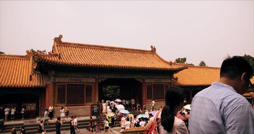 一群游客，参观中国的一座古庙 · 免费素材视频