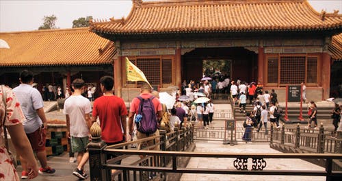 一群游客参观一座古庙 · 免费素材视频