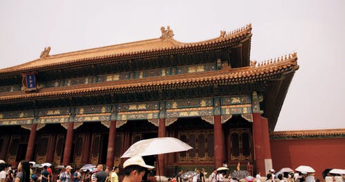 一群游客参观中国的古建筑 · 免费素材视频
