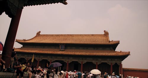 一群游客参观中国的一座古庙 · 免费素材视频