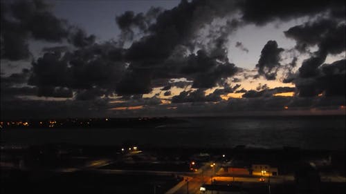 多云的天空下海边的一座城市的高角度镜头 · 免费素材视频