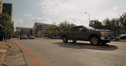 在道路上行驶的车辆的低角度镜头 · 免费素材视频