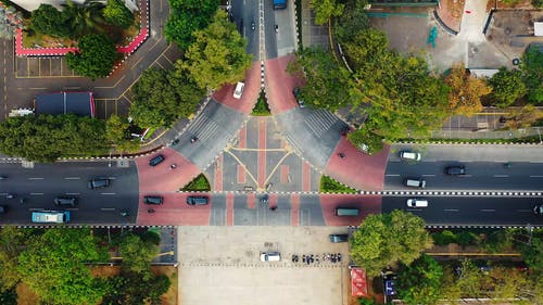 从白天在城市街道上的车辆交通流量的画面 · 免费素材视频