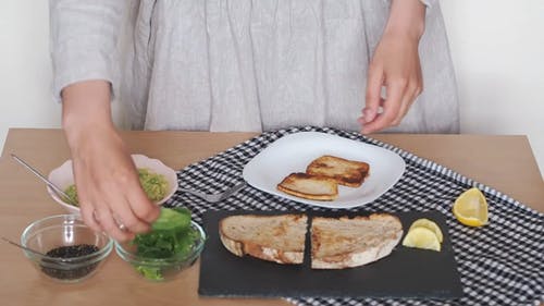 一个女人准备美味的三明治的慢动作镜头 · 免费素材视频