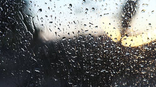 在一个雨天滴下玻璃窗的雨滴的特写镜头 · 免费素材视频