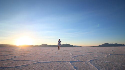 一个女人在结冰的湖面跳舞 · 免费素材视频