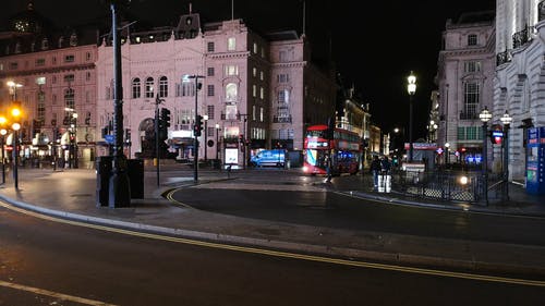 伦敦城市街道交通在晚上的低角度镜头 · 免费素材视频