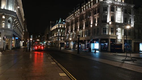 晚上在伦敦空荡荡的街道 · 免费素材视频