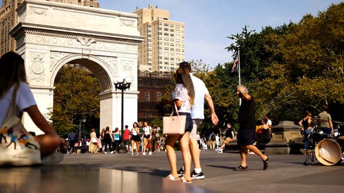 人们闲逛，在凉风习习的一天在华盛顿广场周围走 · 免费素材视频