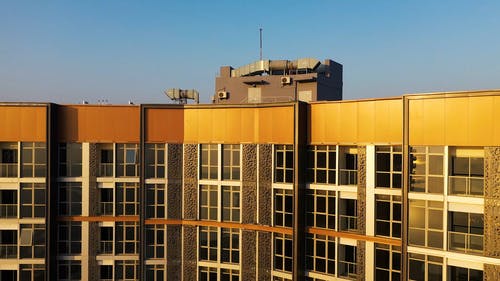 倾斜的现代建筑与玻璃外观立面的镜头 · 免费素材视频