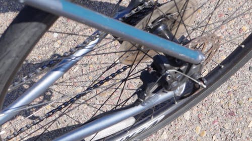 完整零件用螺栓代替自行车后轮 · 免费素材视频