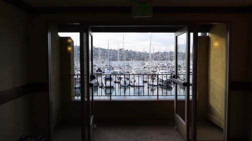 从码头停靠在码头上的一排排百叶窗阳台的视图 · 免费素材视频