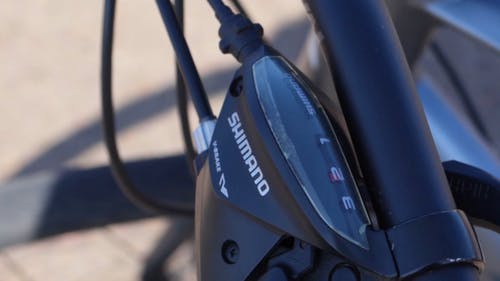 Shimano车速表在自行车上的特写视图 · 免费素材视频