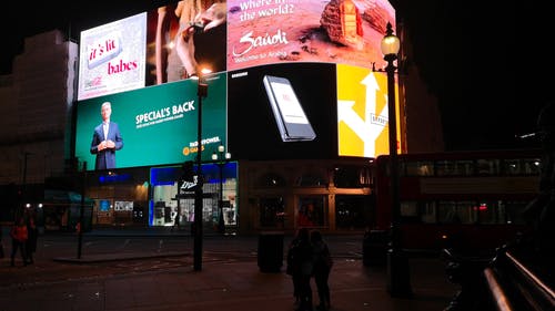 沿街的发光广告牌 · 免费素材视频