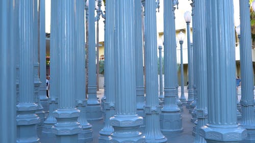 多种设计用作灯柱的支柱 · 免费素材视频