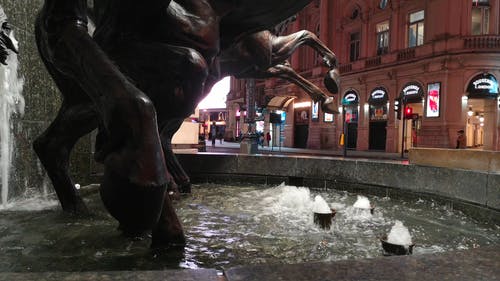 与喷泉的马纪念碑在伦敦的一条街道上展出 · 免费素材视频