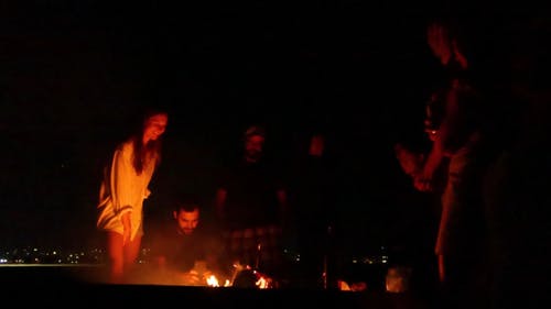 男人和女人在篝火晚会附近聚会 · 免费素材视频