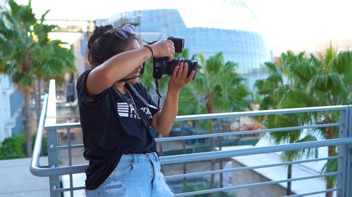 一位女摄影师使用数码相机拍摄另一名女子的照片 · 免费素材视频