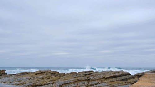 海浪冲撞岸上的岩层 · 免费素材视频