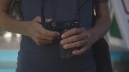 一个人带着照相机的特写视图 · 免费素材视频