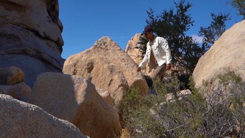 踏上岩石穿越的人 · 免费素材视频