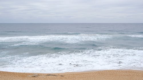 大浪冲向岸 · 免费素材视频