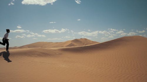 一个人在甜点的沙丘中快乐地奔跑 · 免费素材视频