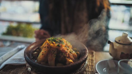 陶罐上的热菜的特写镜头 · 免费素材视频