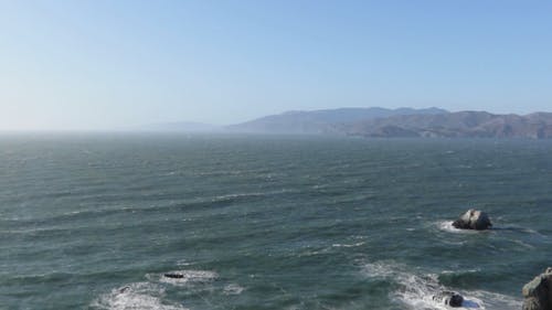 大海的岩石海岸的航拍画面 · 免费素材视频