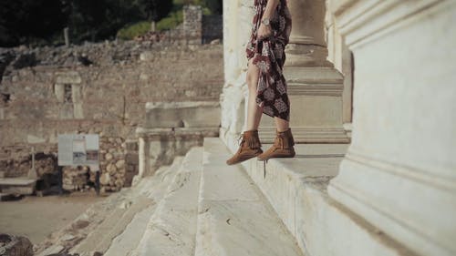 一个女人从古庙遗址走下台阶 · 免费素材视频