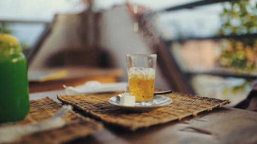 热草药饮料倒入透明玻璃的慢动作镜头 · 免费素材视频