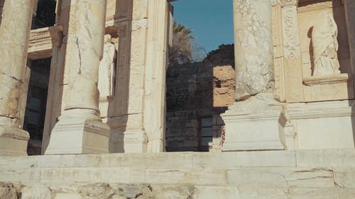 一个女人走出古庙遗址 · 免费素材视频