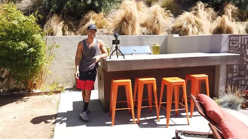 一群人聚集在泳池派对的房子里 · 免费素材视频