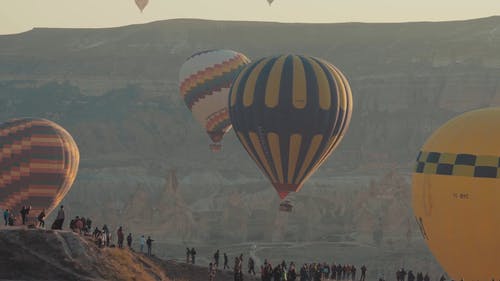 人们看着天空中的热气球 · 免费素材视频