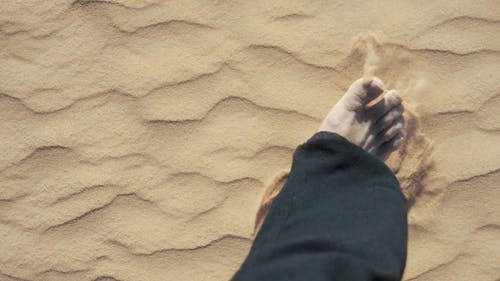 男子赤脚走在沙漠的沙滩上 · 免费素材视频