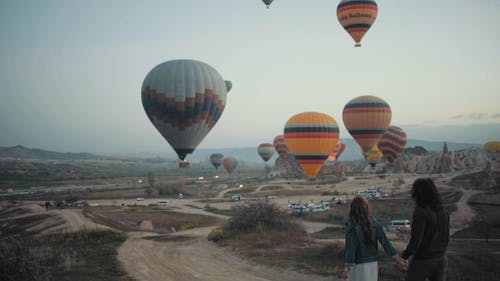 夫妇走在热气球节的路上 · 免费素材视频