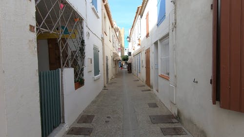 狭窄的铺回建筑物胡同的跟踪镜头 · 免费素材视频