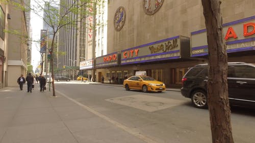 街对面的无线电城音乐厅大楼的镜头 · 免费素材视频