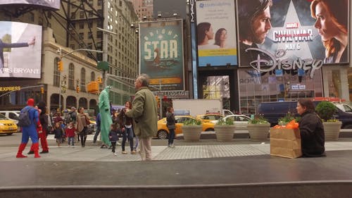 纽约市的繁忙和历史时代广场 · 免费素材视频