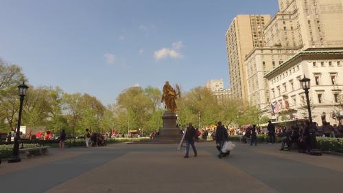 在公园中央作为地标陈列的纪念碑 · 免费素材视频