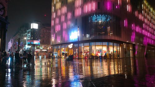 雨夜在街上的人 · 免费素材视频