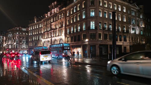 夜间在伦敦的街道上的交通 · 免费素材视频