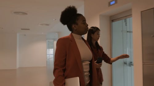 讨论中的两个女人走在电梯里 · 免费素材视频