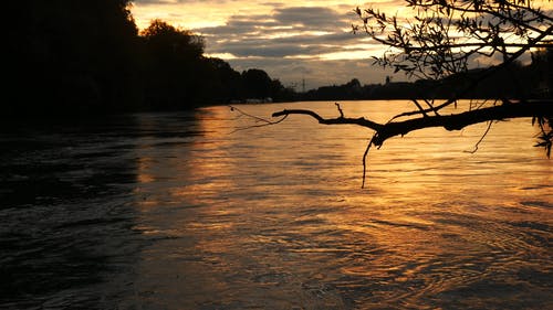 河流与日落美景 · 免费素材视频