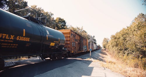 穿过铁路道口的货运列车 · 免费素材视频