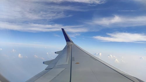 从一架空运飞机的窗口看蓝天白云形成 · 免费素材视频