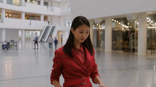一个女人踩到自动扶梯上楼 · 免费素材视频